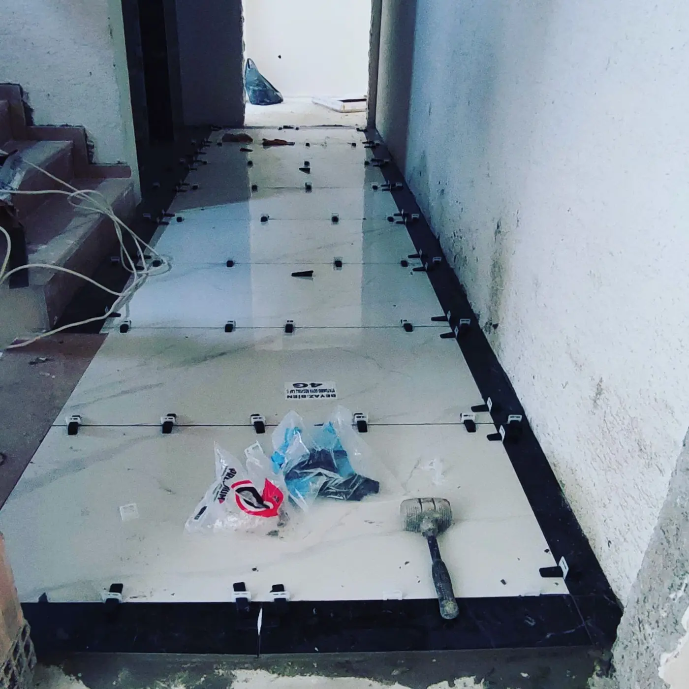 Salon zemininde ahşap görünümlü seramik parke uygulaması